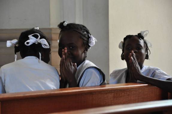 Meninas no interior da catedral de Cap-Haitien, cidade na costa norte do Haiti